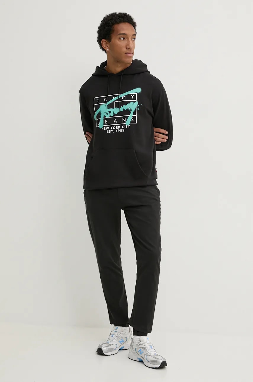 Хлопковая кофта Tommy Jeans мужская цвет чёрный с капюшоном с принтом DM0DM20593 Хлопковая кофта Tommy Jeans мужская цвет чёрный с капюшоном с принтом DM0DM20593