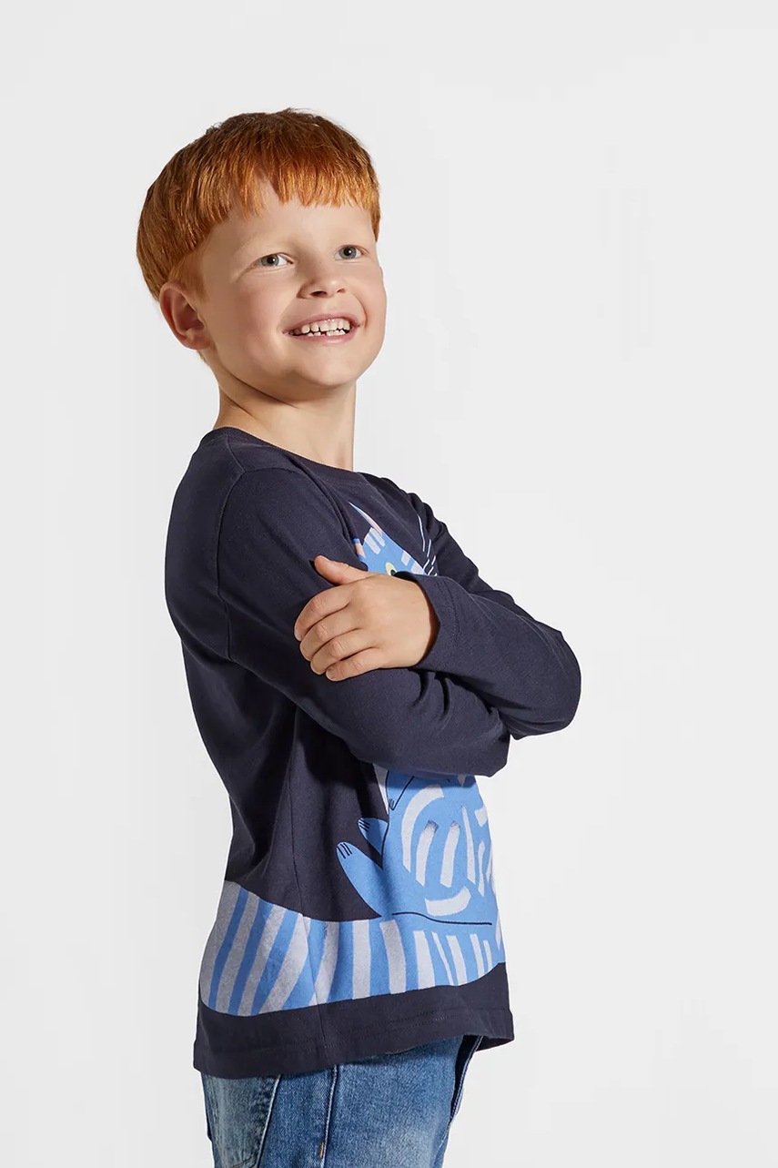 

Детска блуза с дълги ръкави Coccodrillo в тъмносиньо с принт LICENCE BOY KOCIA SZAJKA, Тъмносин