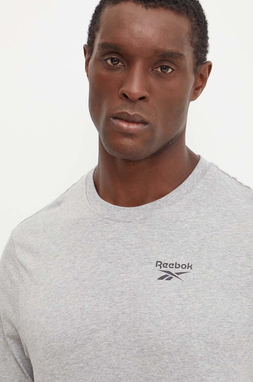 

Памучна блуза с дълги ръкави Reebok в сиво с принт 100070998, Сив