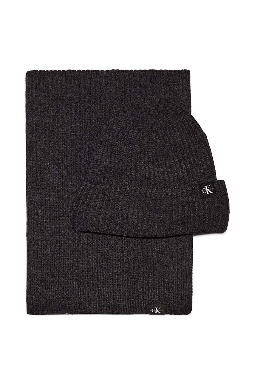 Детская шапка и шарф Calvin Klein Jeans цвет чёрный IU0IU00638 Детская шапка и шарф Calvin Klein Jeans цвет чёрный IU0IU00638