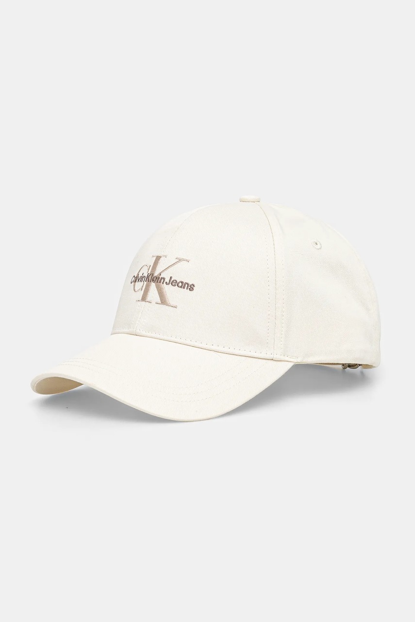 

Памучна шапка с козирка Calvin Klein Jeans в бежово с апликация K60K612317, Бежов