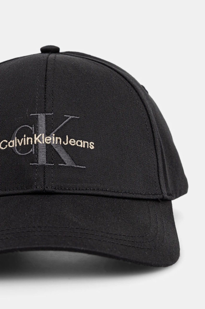 Хлопковая кепка Calvin Klein Jeans цвет чёрный с аппликацией K60K612317 Хлопковая кепка Calvin Klein Jeans цвет чёрный с аппликацией K60K612317