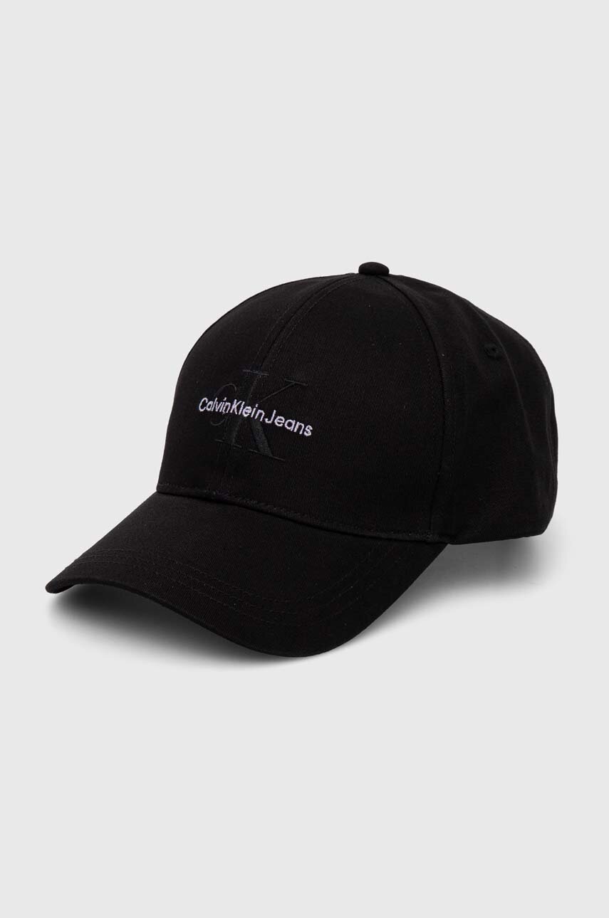 

Памучна шапка с козирка Calvin Klein Jeans в черно с апликация K60K612317, Черен
