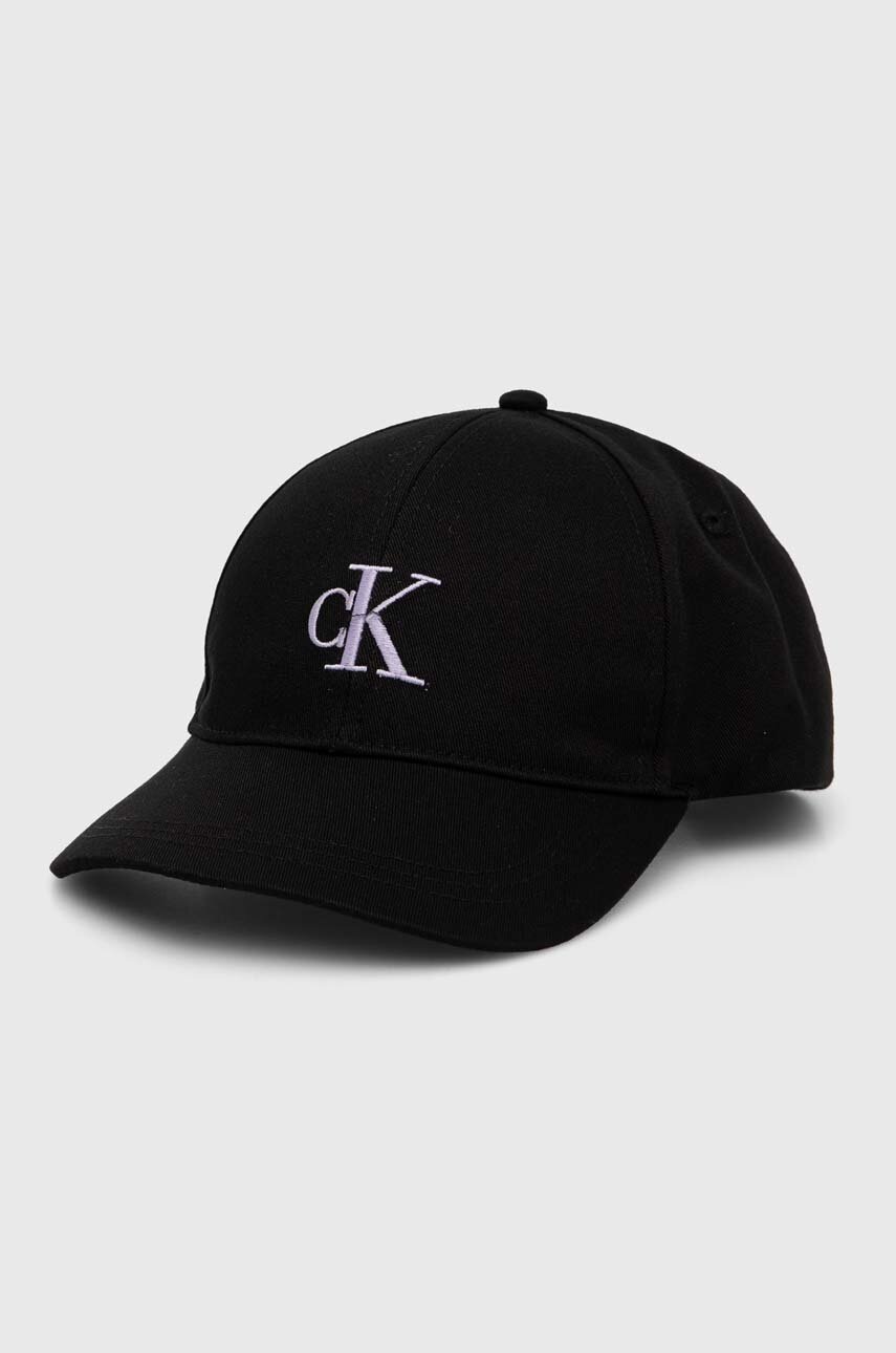 

Шапка с козирка Calvin Klein Jeans в черно с апликация K60K612324, Черен