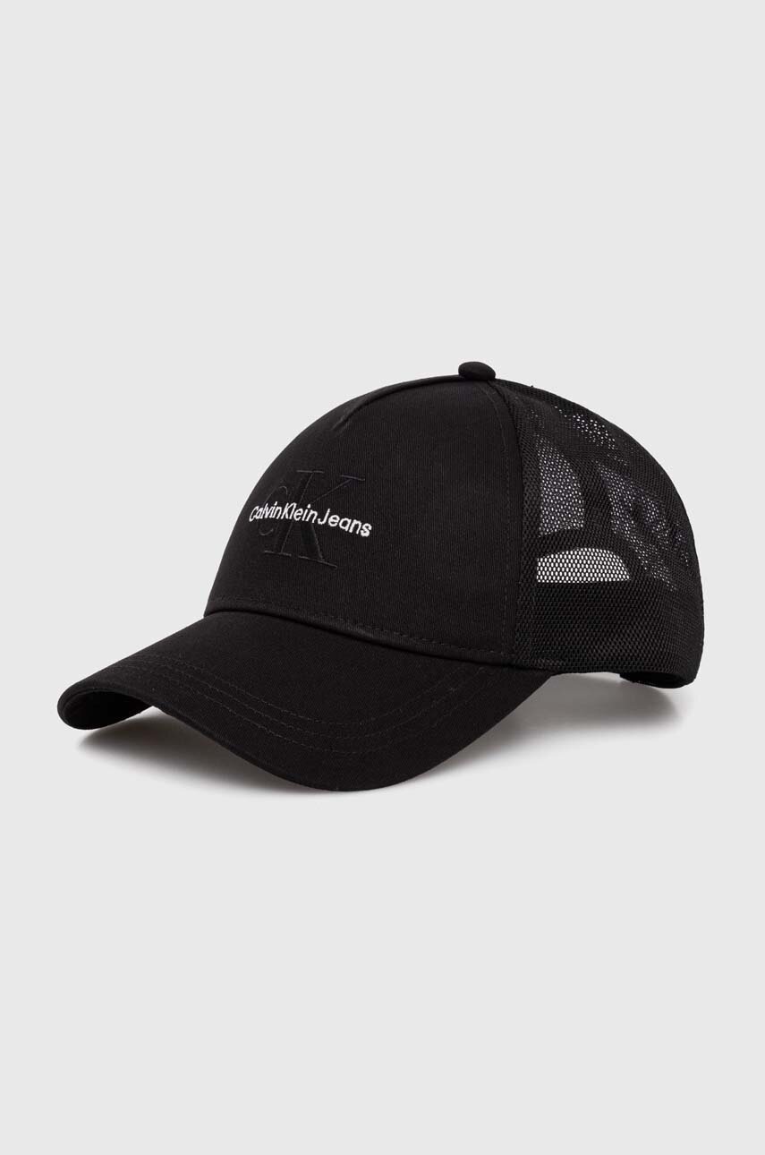 

Шапка с козирка Calvin Klein Jeans в черно с апликация K50K512139, Черен