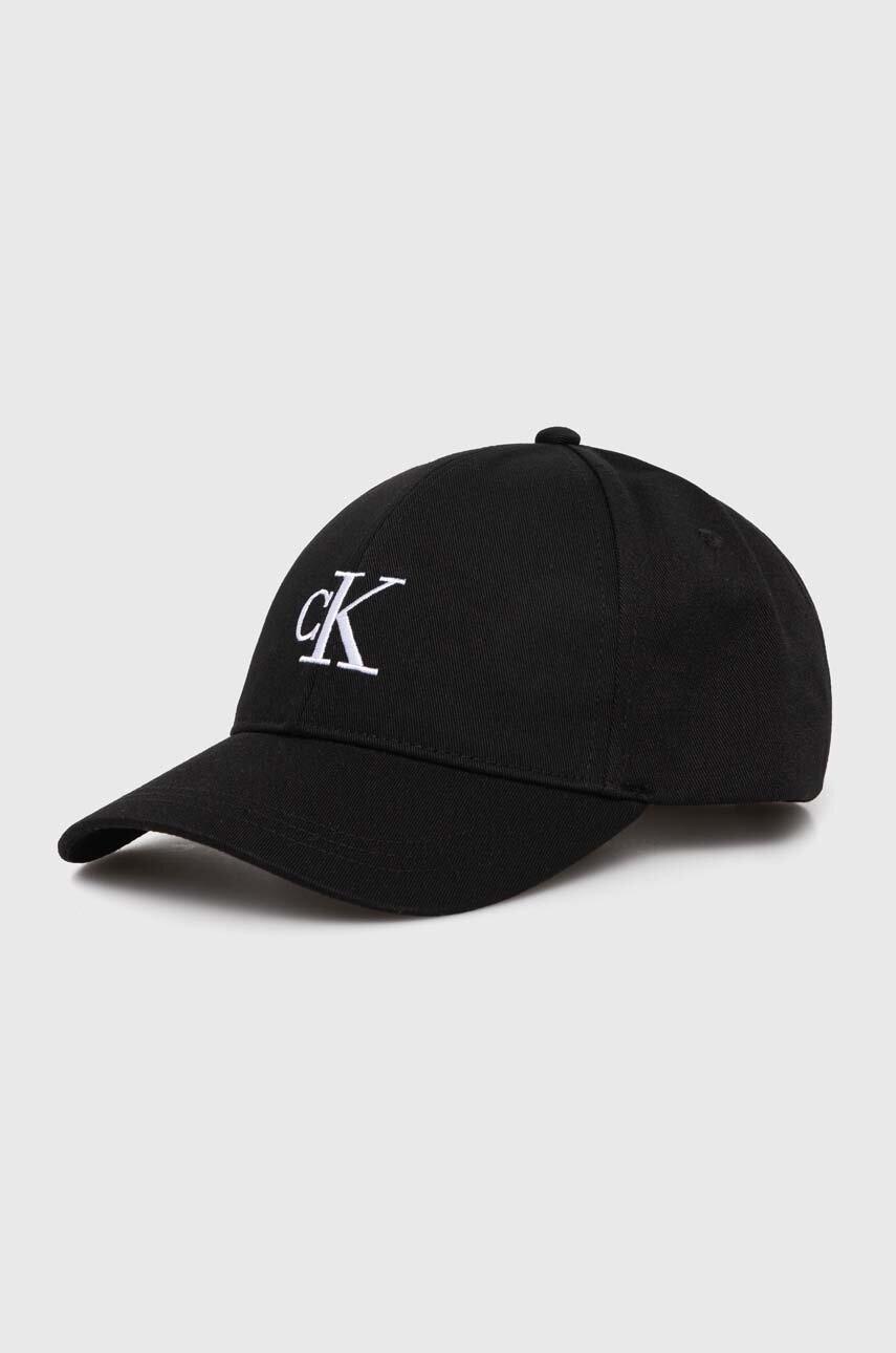 

Шапка с козирка Calvin Klein Jeans в черно с апликация K50K512147, Черен