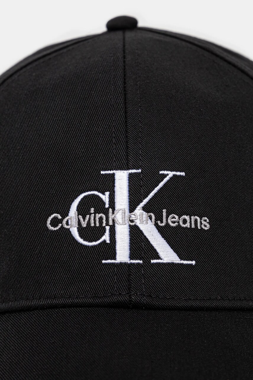 Хлопковая кепка Calvin Klein Jeans цвет чёрный с аппликацией K50K512180 Хлопковая кепка Calvin Klein Jeans цвет чёрный с аппликацией K50K512180
