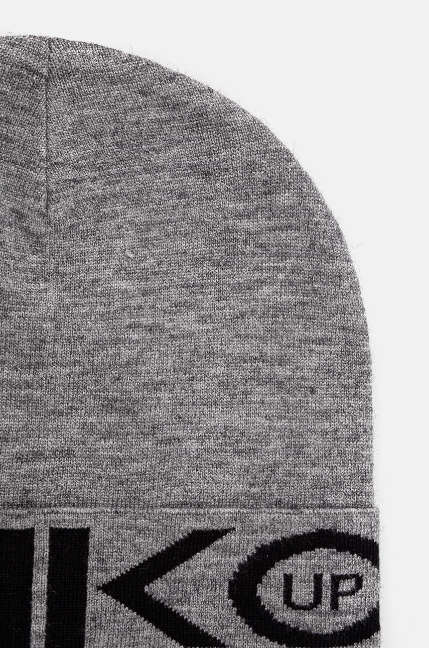 Дитяча шапка Pinko Up колір сірий з тонкого трикотажу F4PIJGHT219 Дитяча шапка Pinko Up колір сірий з тонкого трикотажу F4PIJGHT219