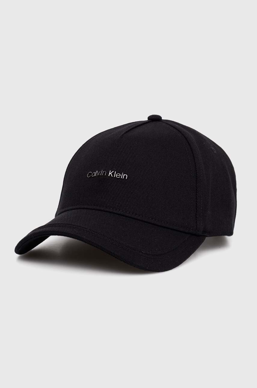 

Памучна шапка с козирка Calvin Klein в черно с апликация K50K511999, Черен