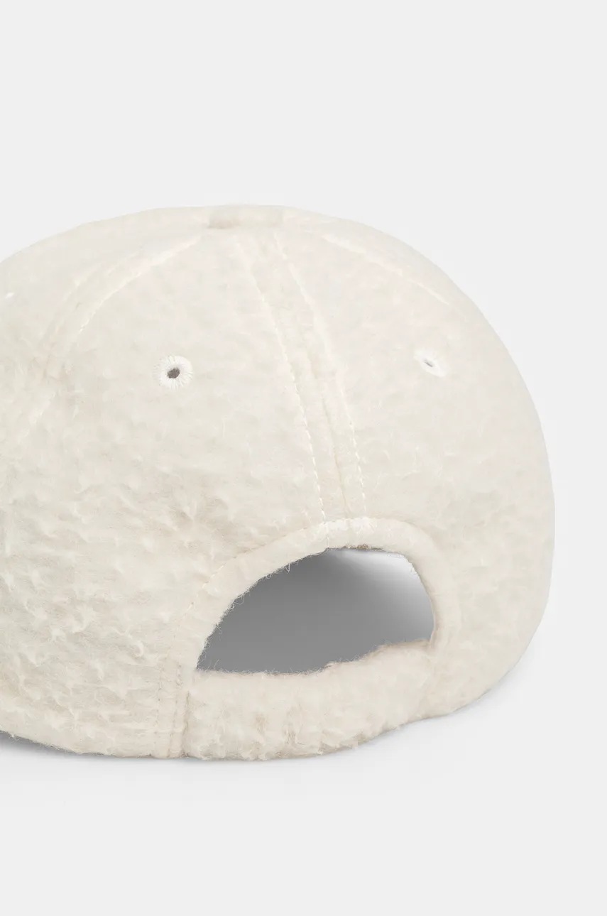 Кепка из смесовой шерсти A.P.C. casquette charlie polaire цвет белый с аппликацией PSAKA.M24146 Кепка из смесовой шерсти A.P.C. casquette charlie polaire цвет белый с аппликацией PSAKA.M24146