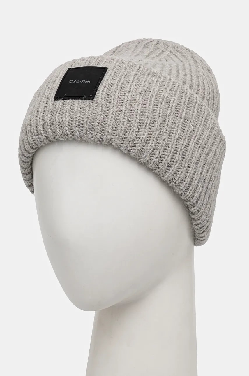 Шерстяная шапка Calvin Klein цвет серый из толстого трикотажа шерсть K50K512357 Шерстяная шапка Calvin Klein цвет серый из толстого трикотажа шерсть K50K512357