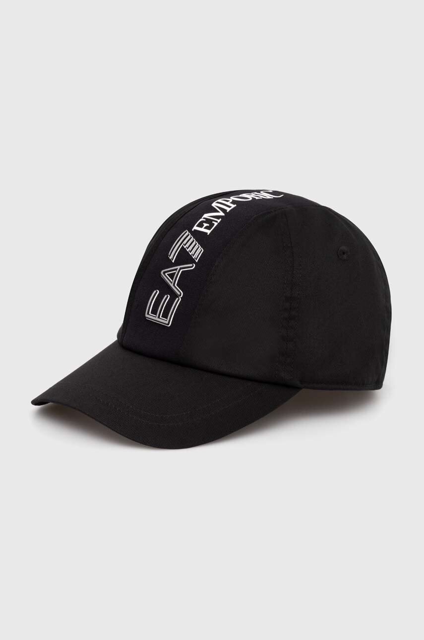 

Памучна шапка с козирка EA7 Emporio Armani в черно с принт 4F103.245117, Черен