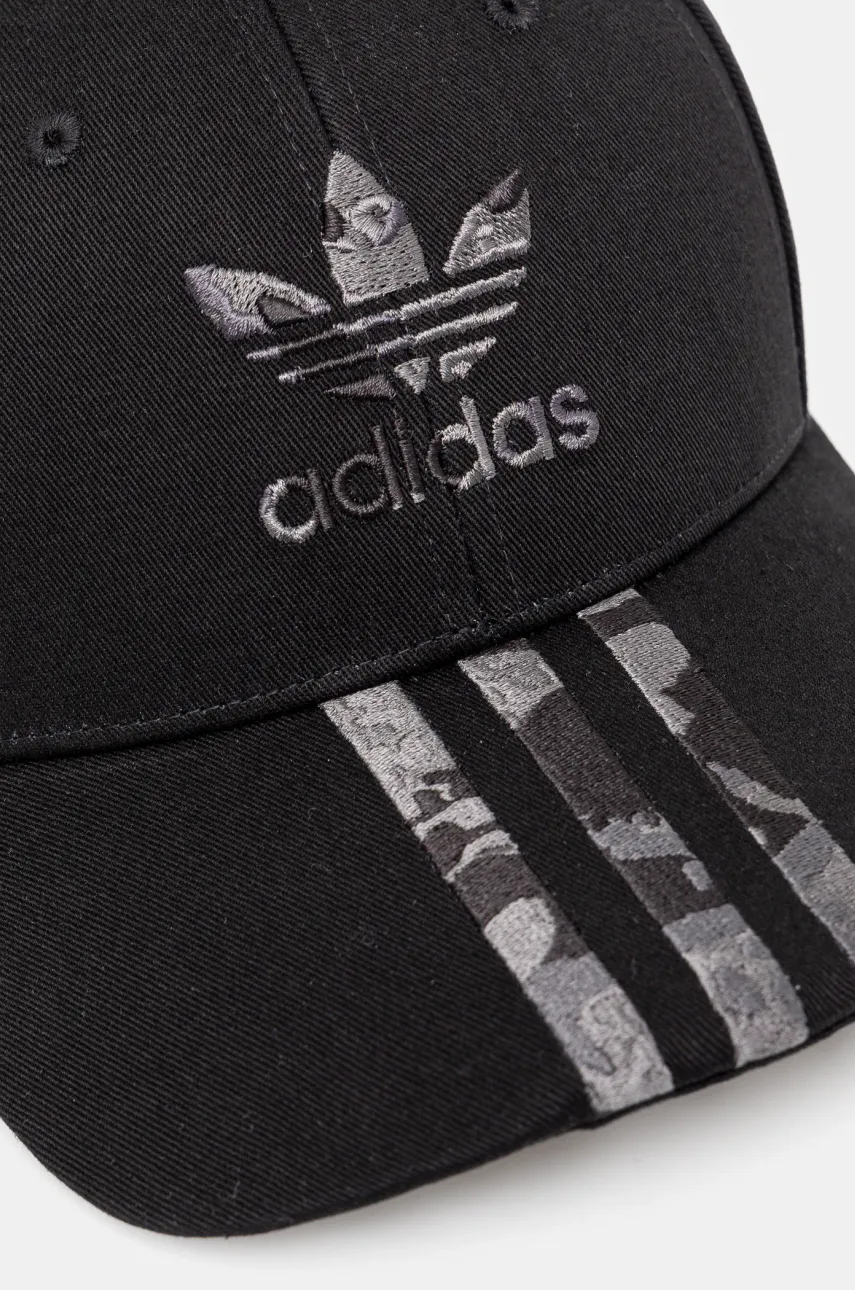 Хлопковая кепка adidas Originals цвет чёрный с аппликацией IY1545 Хлопковая кепка adidas Originals цвет чёрный с аппликацией IY1545