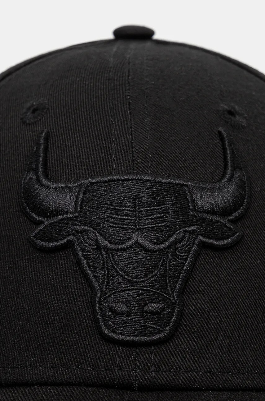 Хлопковая кепка New Era LEAGUE ESSENTIAL 9TWENTY® CHICAGO BULLS цвет чёрный с аппликацией 60471485 Хлопковая кепка New Era LEAGUE ESSENTIAL 9TWENTY® CHICAGO BULLS цвет чёрный с аппликацией 60471485