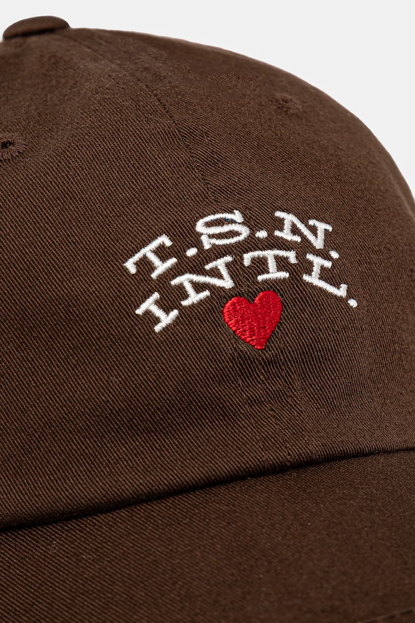 Хлопковая кепка thisisneverthat Heart Cap цвет коричневый с принтом TN243WHWBC08 Хлопковая кепка thisisneverthat Heart Cap цвет коричневый с принтом TN243WHWBC08