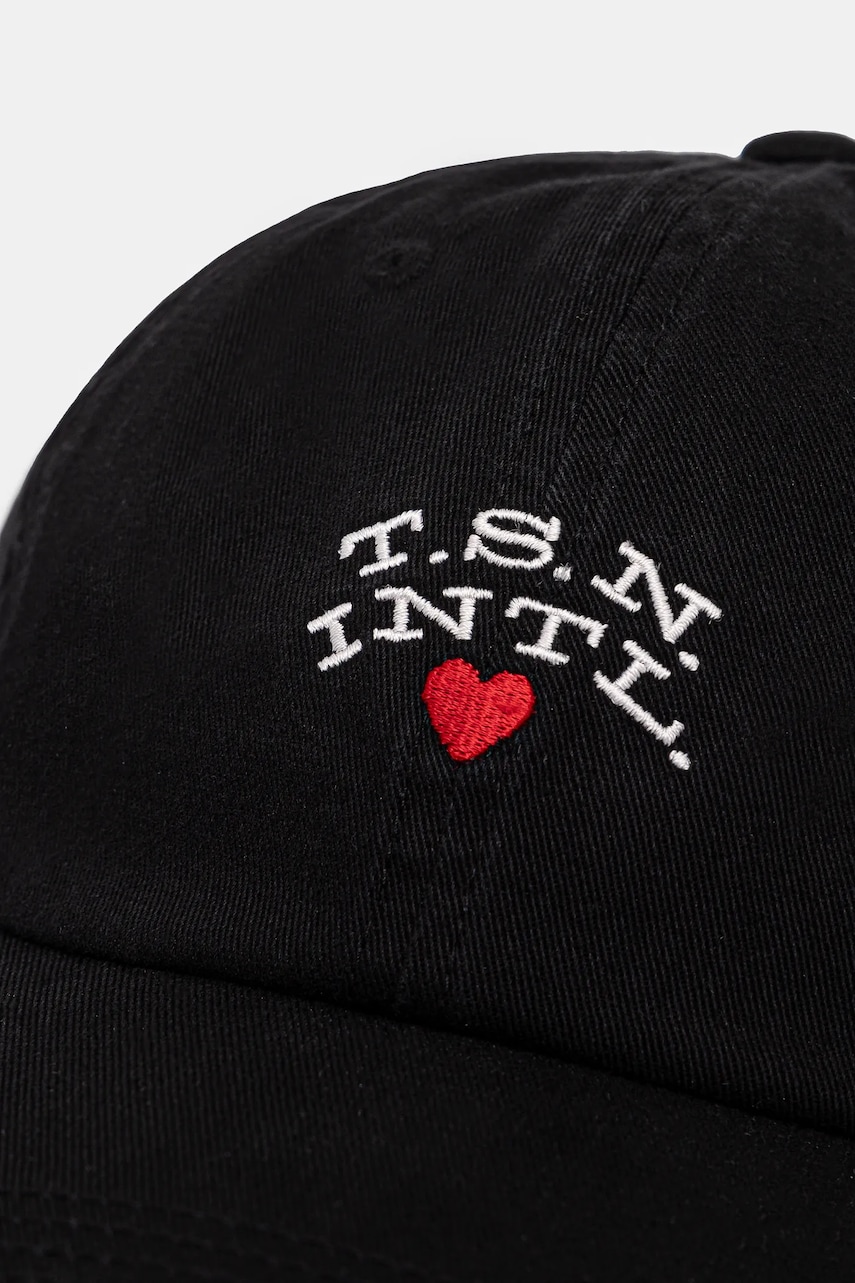 Хлопковая кепка thisisneverthat Heart Cap цвет чёрный с принтом TN243WHWBC08 Хлопковая кепка thisisneverthat Heart Cap цвет чёрный с принтом TN243WHWBC08
