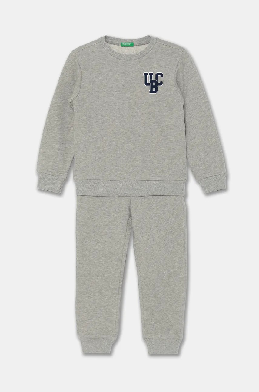 

Детски памучен анцуг United Colors of Benetton в сиво 3J68GK00K, Сив