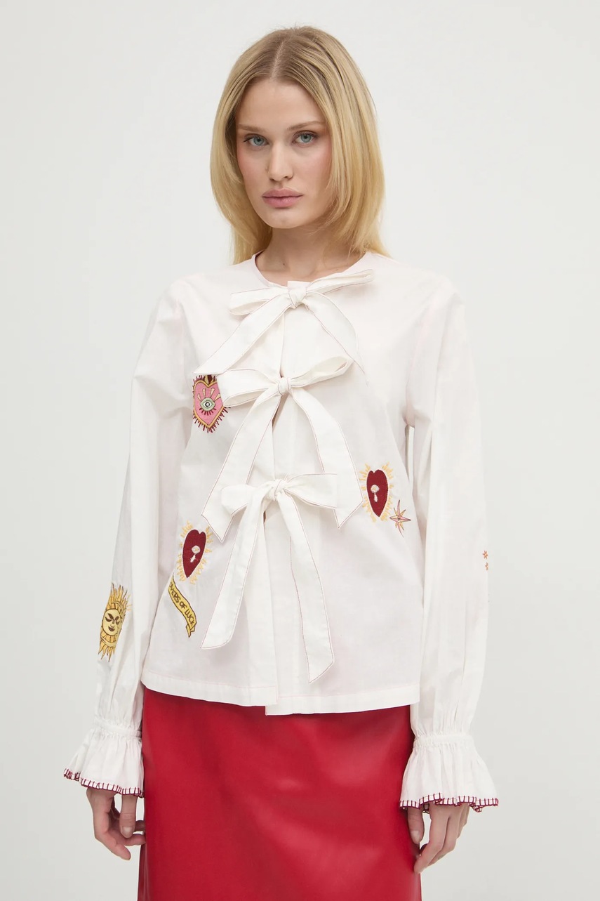 

Памучна риза Never Fully Dressed EmbroideMystical Shirt дамска в бяло със стандартна кройка с връзка на деколтето NFDTO1364, Бял