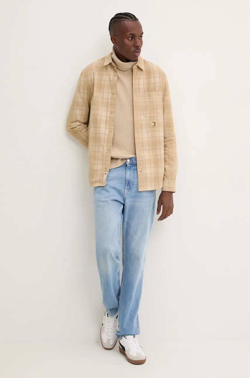Вельветовая рубашка Tommy Jeans цвет бежевый regular классический воротник DM0DM19653 Вельветовая рубашка Tommy Jeans цвет бежевый regular классический воротник DM0DM19653
