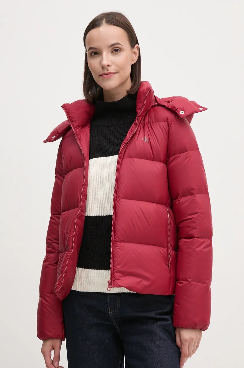 Levně Péřová bunda Calvin Klein Jeans dámská, vínová barva, zimní, J20J223571