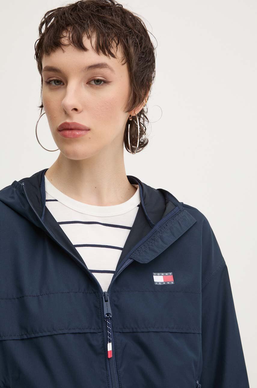 Vjetrovka Tommy Jeans Boja: Tamno Plava, Za Prijelazno Razdoblje, DW0DW19302