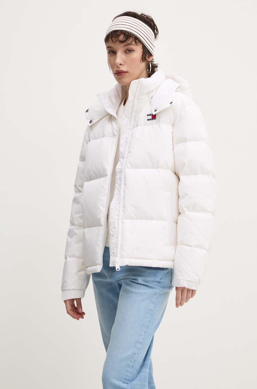 

Пухено яке Tommy Jeans в бяло зимен модел с уголемена кройка DW0DW18610, Бял
