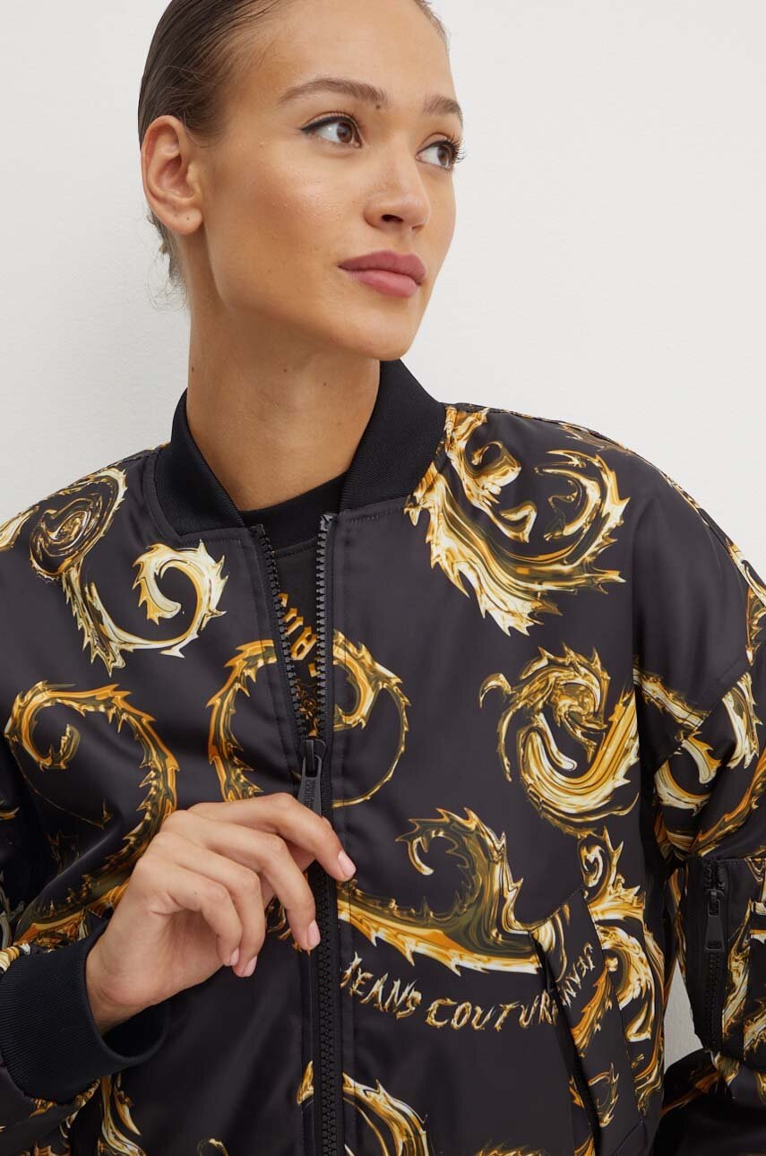 Куртка-бомбер Versace Jeans Couture жіноча колір чорний перехідна oversize 77HAS408 CQD64 