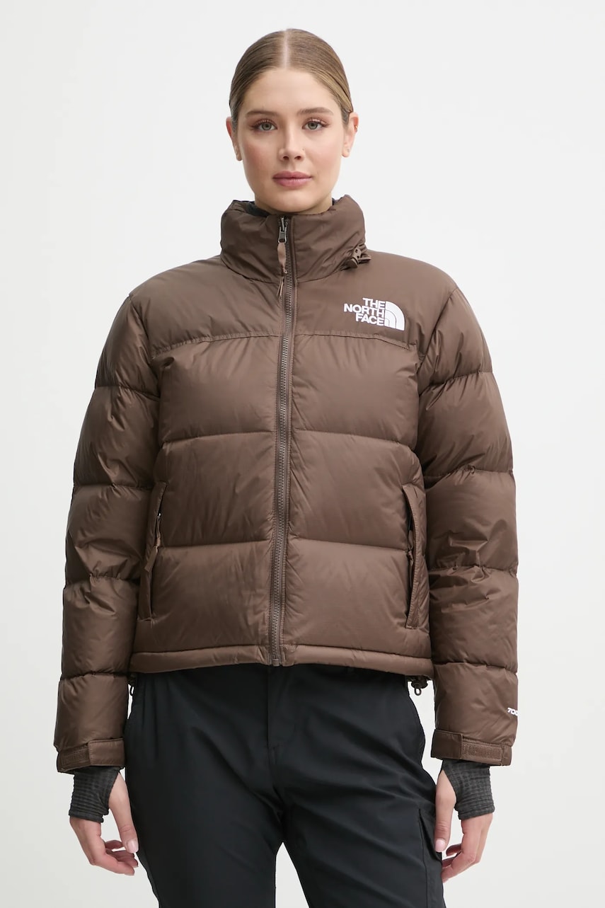 The North Face geaca de puf 1996 Retro Nuptse femei, culoarea maro, de iarna, NF0A3XEO1OI1 The North Face geaca de puf 1996 Retro Nuptse femei, culoarea maro, de iarna, NF0A3XEO1OI1