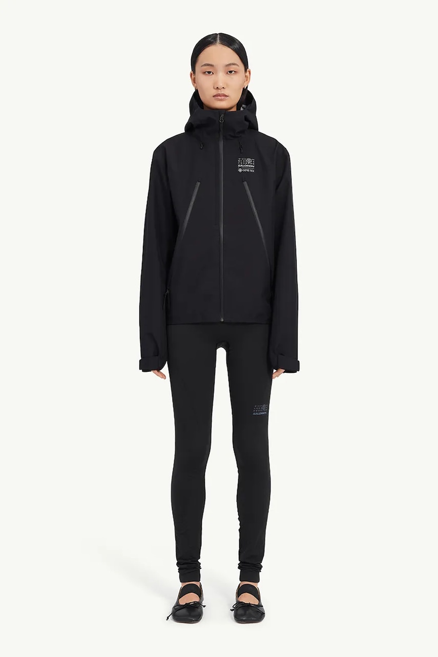 MM6 Maison Margiela geacă x Salomon femei, culoarea negru, de tranzitie, S52AM0310.M35200 MM6 Maison Margiela geacă x Salomon femei, culoarea negru, de tranzitie, S52AM0310.M35200
