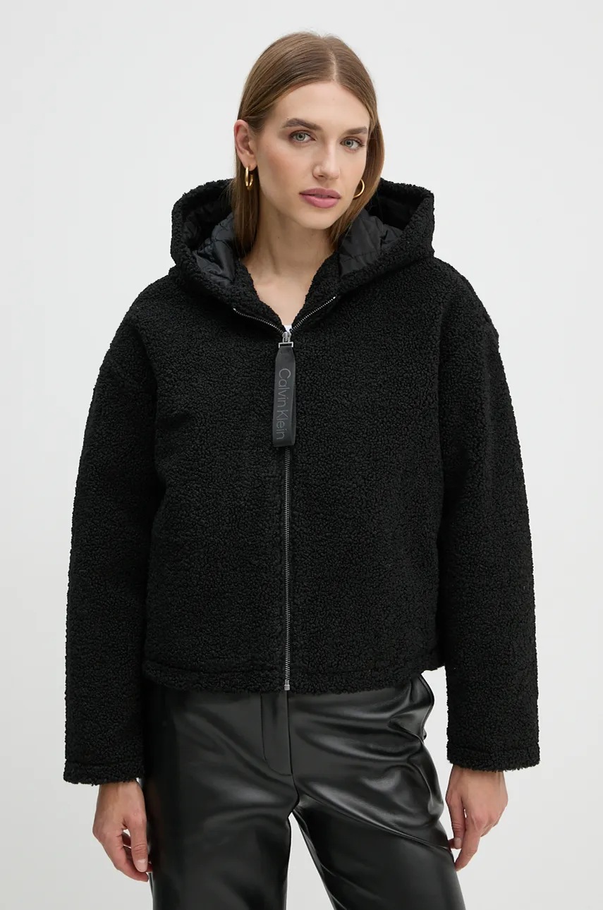 

Поларен суичър Calvin Klein Jeans в черно с качулка с изчистен дизайн J20J224130, Черен