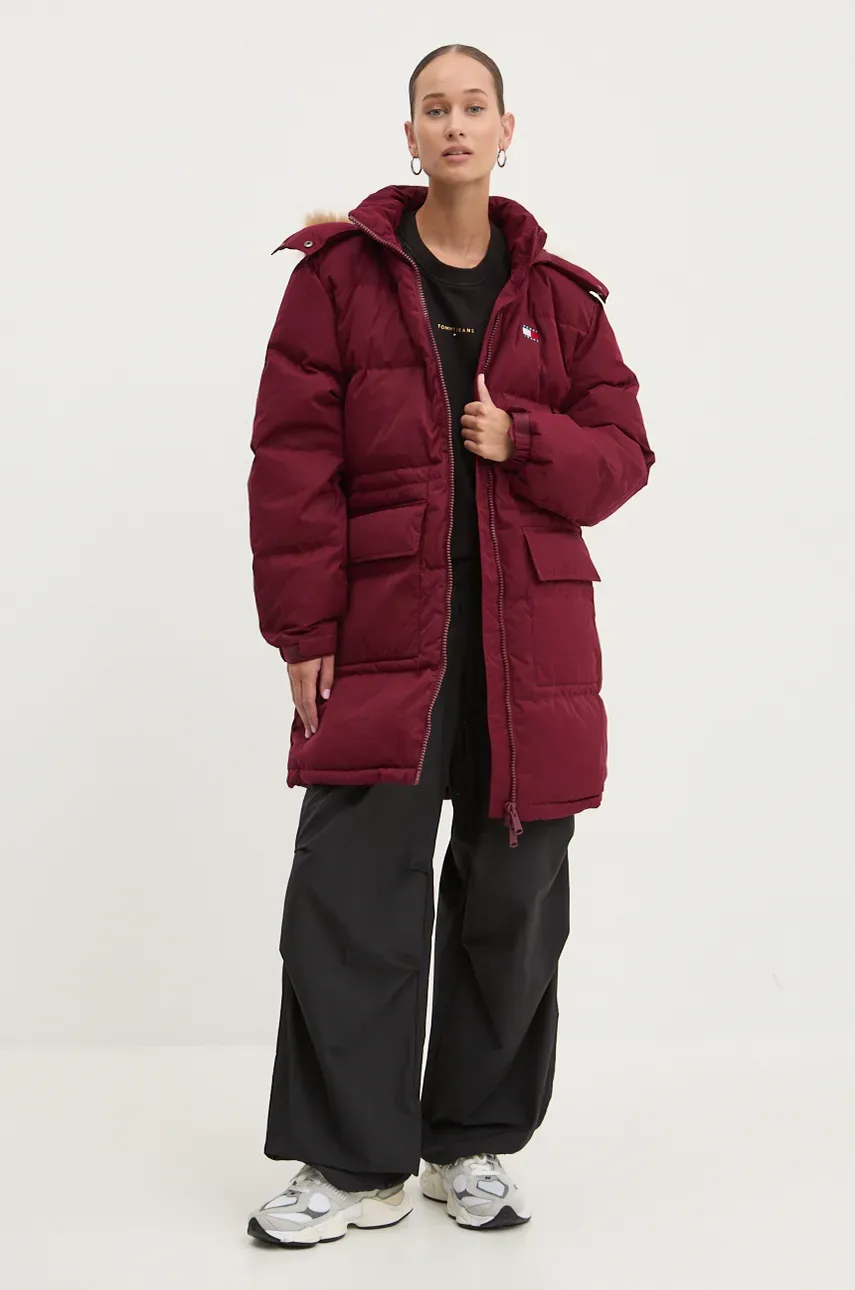 Пуховая куртка Tommy Jeans женская цвет бордовый зимняя DW0DW18821 Пуховая куртка Tommy Jeans женская цвет бордовый зимняя DW0DW18821