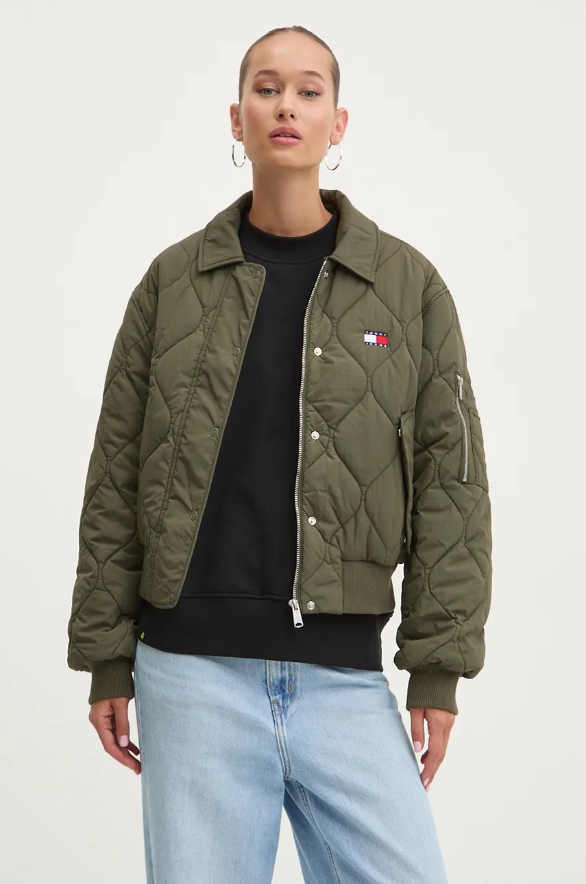 

Яке Tommy Jeans в зелено зимен модел с уголемена кройка DW0DW18839, Зелен