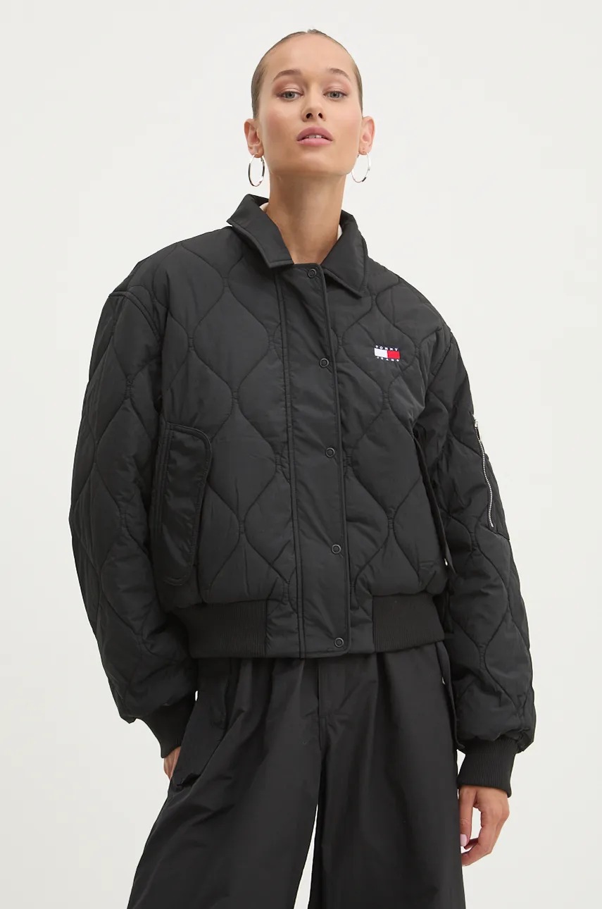 

Яке Tommy Jeans в черно зимен модел с уголемена кройка DW0DW18839, Черен