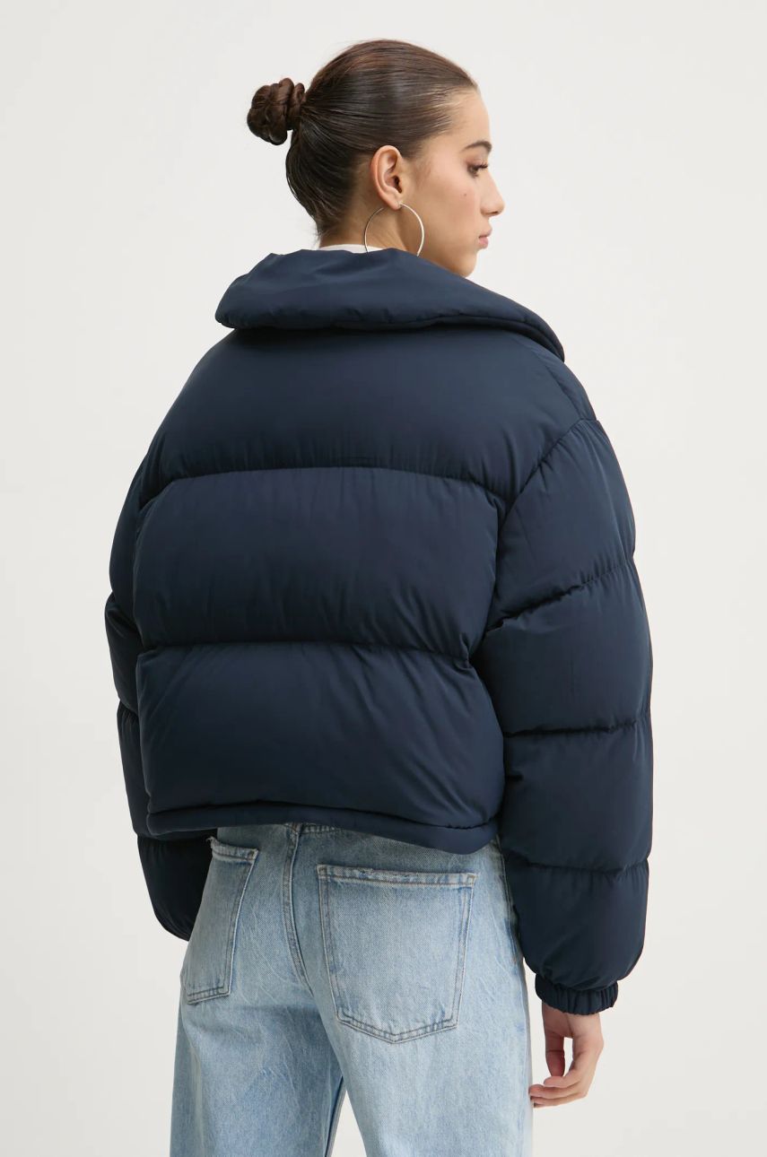 Péřová bunda Tommy Jeans dámská, tmavomodrá barva, zimní, DW0DW20390