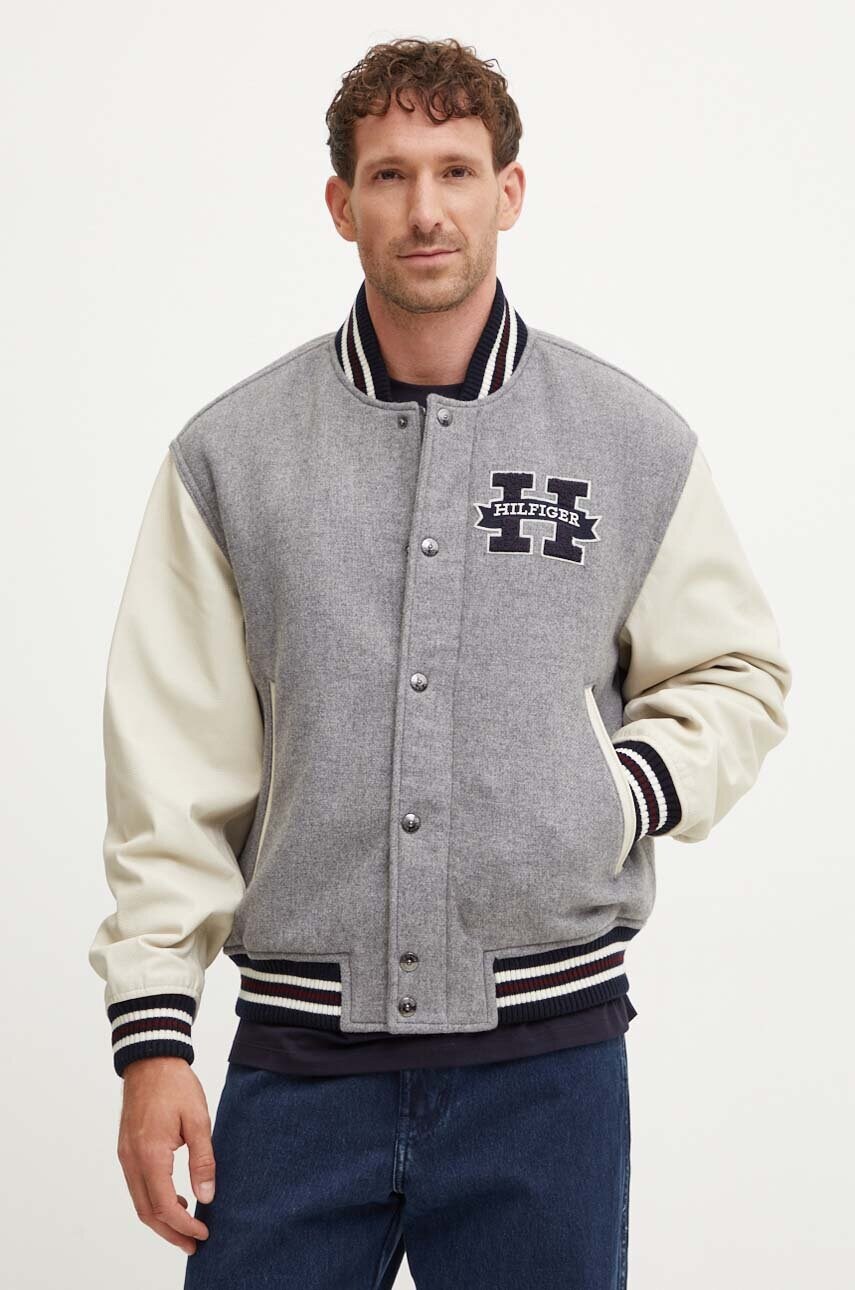 Levně Vlněná bomber bunda Tommy Hilfiger šedá barva, zimní, MW0MW37032