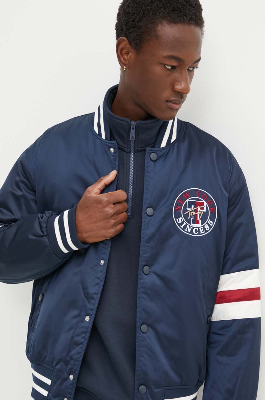 

Яке бомбър Tommy Jeans мужко в тъмносиньо зимен модел DM0DM18897, Тъмносин