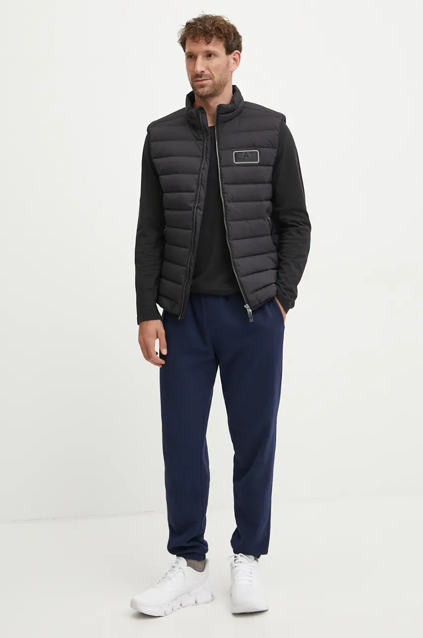 Пуховая безрукавка EA7 Emporio Armani мужской цвет чёрный переходной PNHAZ.6DPQ02 Пуховая безрукавка EA7 Emporio Armani мужской цвет чёрный переходной PNHAZ.6DPQ02