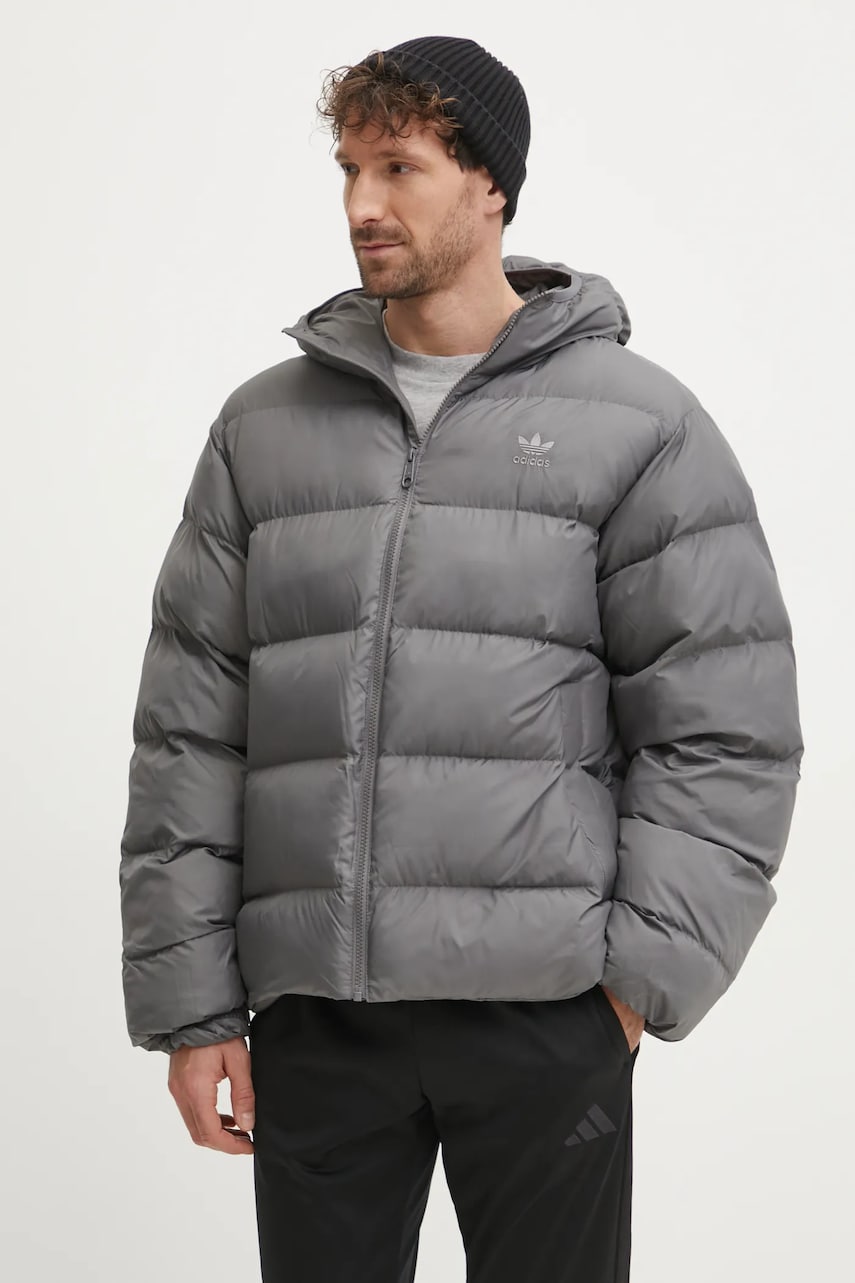 adidas Originals geacă Commercial Puff bărbați, culoarea gri, de iarnă, IY3398 adidas Originals geacă Commercial Puff bărbați, culoarea gri, de iarnă, IY3398