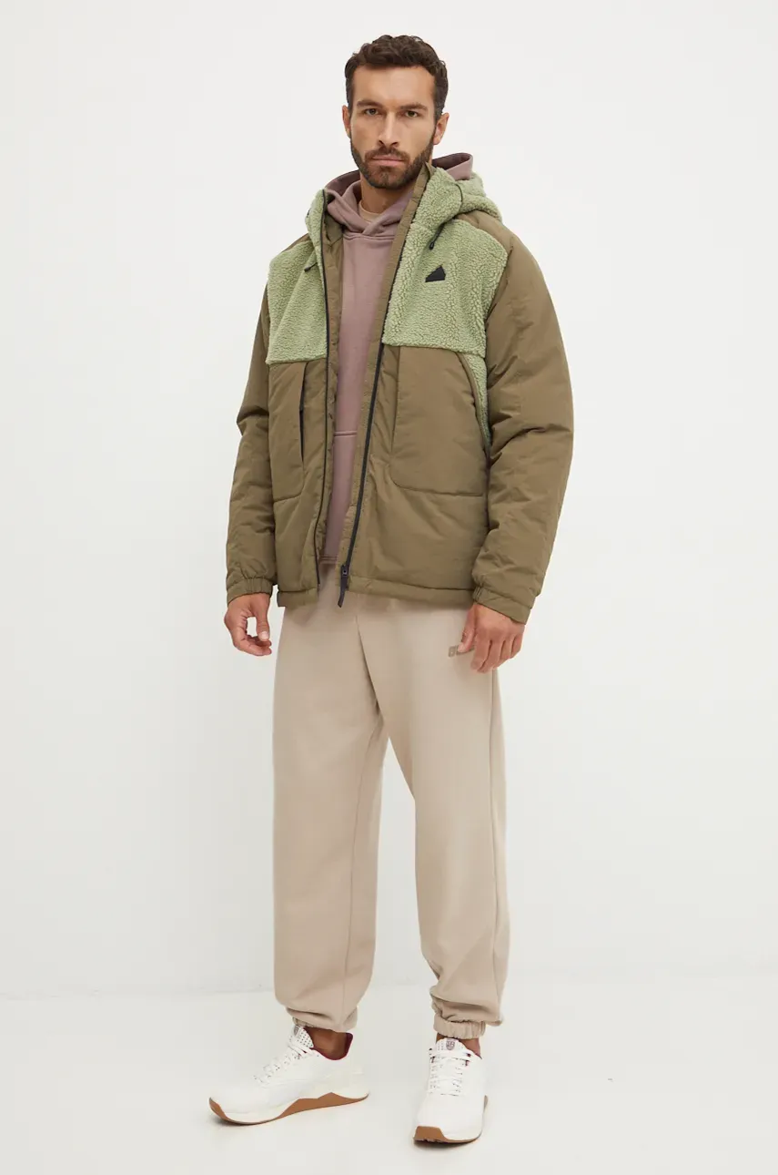 Куртка adidas City Escape мужская цвет зелёный зимняя oversize IZ4661 Куртка adidas City Escape мужская цвет зелёный зимняя oversize IZ4661