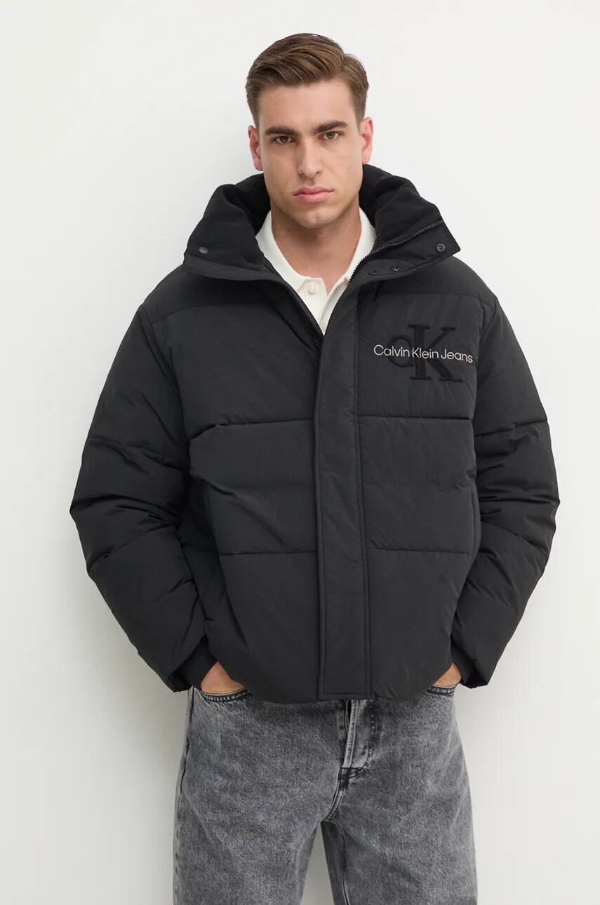 

Яке Calvin Klein Jeans в черно зимен модел с уголемена кройка J30J326101, Черен