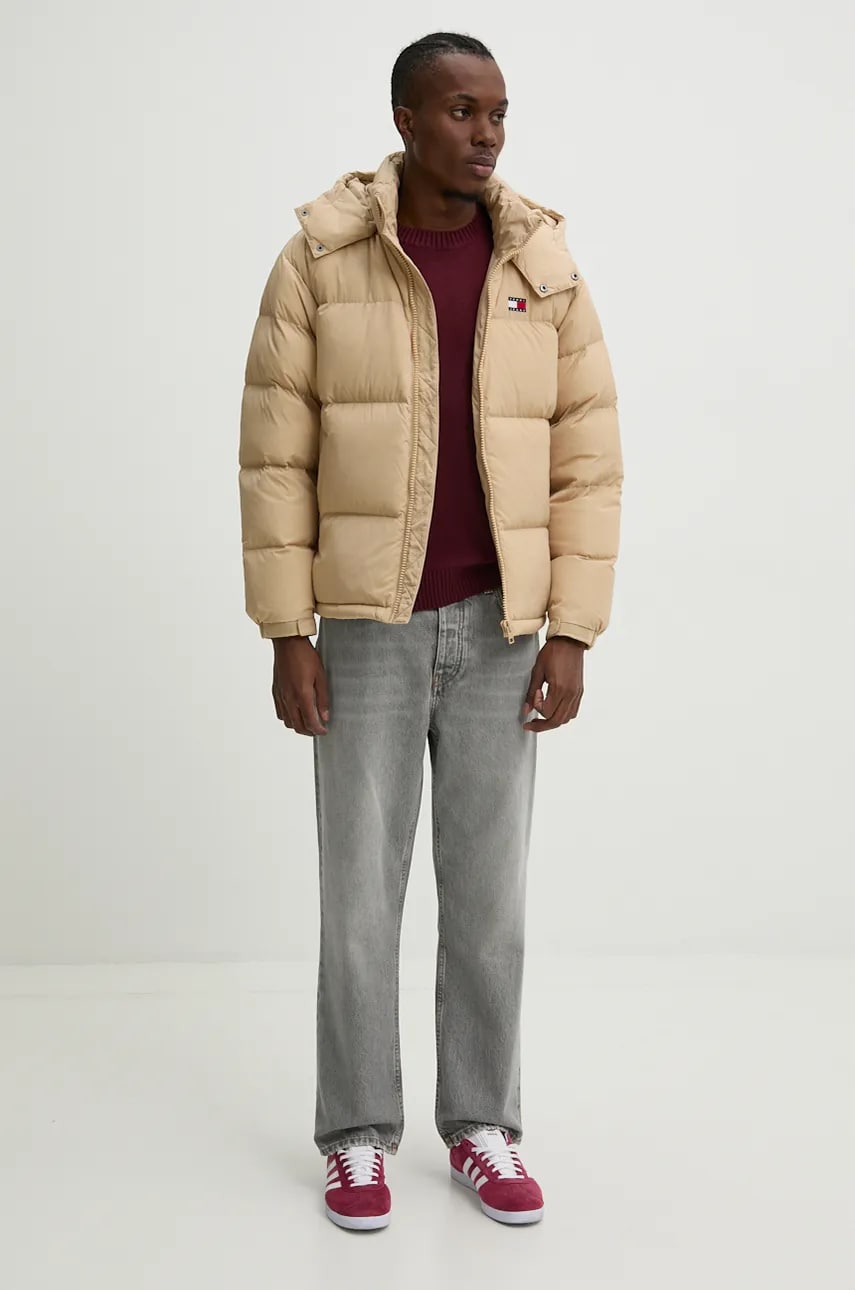 Пуховая куртка Tommy Jeans мужская цвет бежевый зимняя DM0DM19537 Пуховая куртка Tommy Jeans мужская цвет бежевый зимняя DM0DM19537