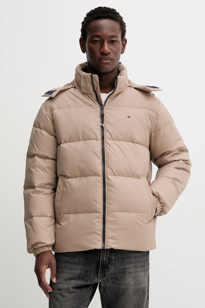 Levně Péřová bunda Tommy Jeans pánská, bílá barva, zimní, oversize, DM0DM19786