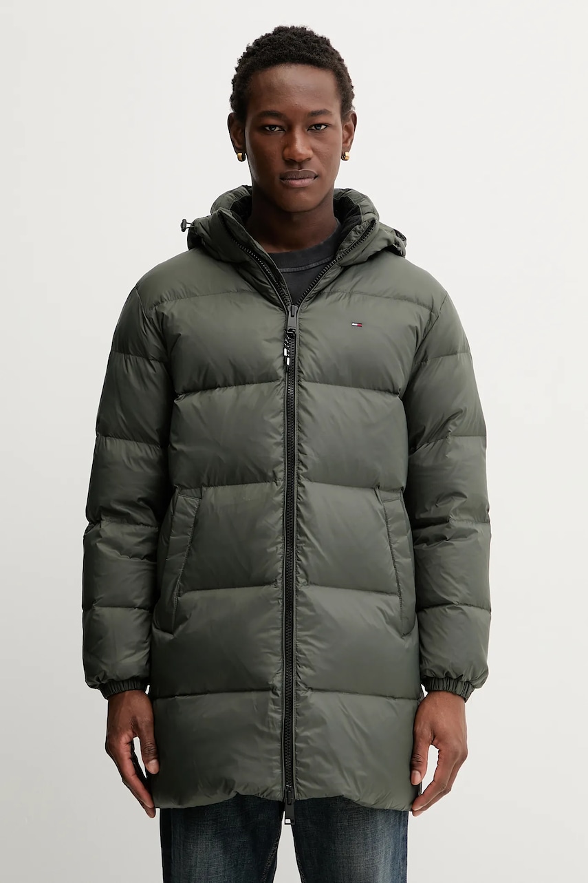 Levně Péřová bunda Tommy Jeans pánská, zelená barva, zimní, DM0DM20466
