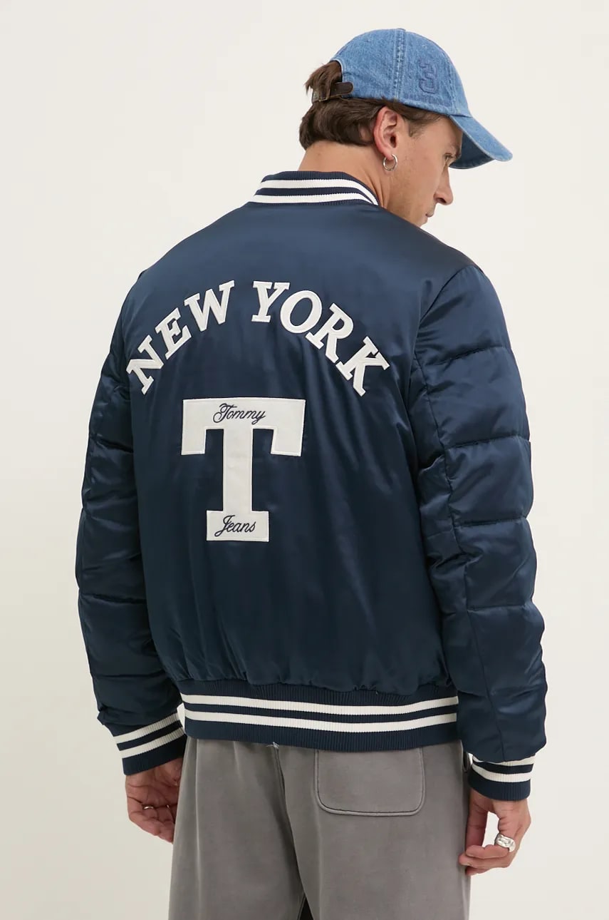 Tommy Jeans geaca bomber barbati, culoarea albastru marin, de iarna, oversize, DM0DM20468 Tommy Jeans geaca bomber barbati, culoarea albastru marin, de iarna, oversize, DM0DM20468