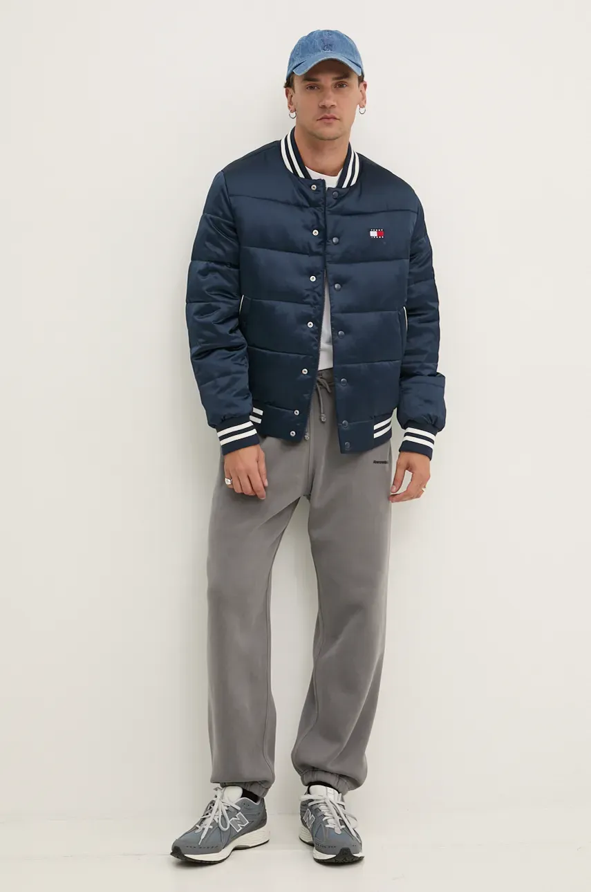 Куртка-бомбер Tommy Jeans мужской цвет синий зимняя oversize DM0DM20468 Куртка-бомбер Tommy Jeans мужской цвет синий зимняя oversize DM0DM20468
