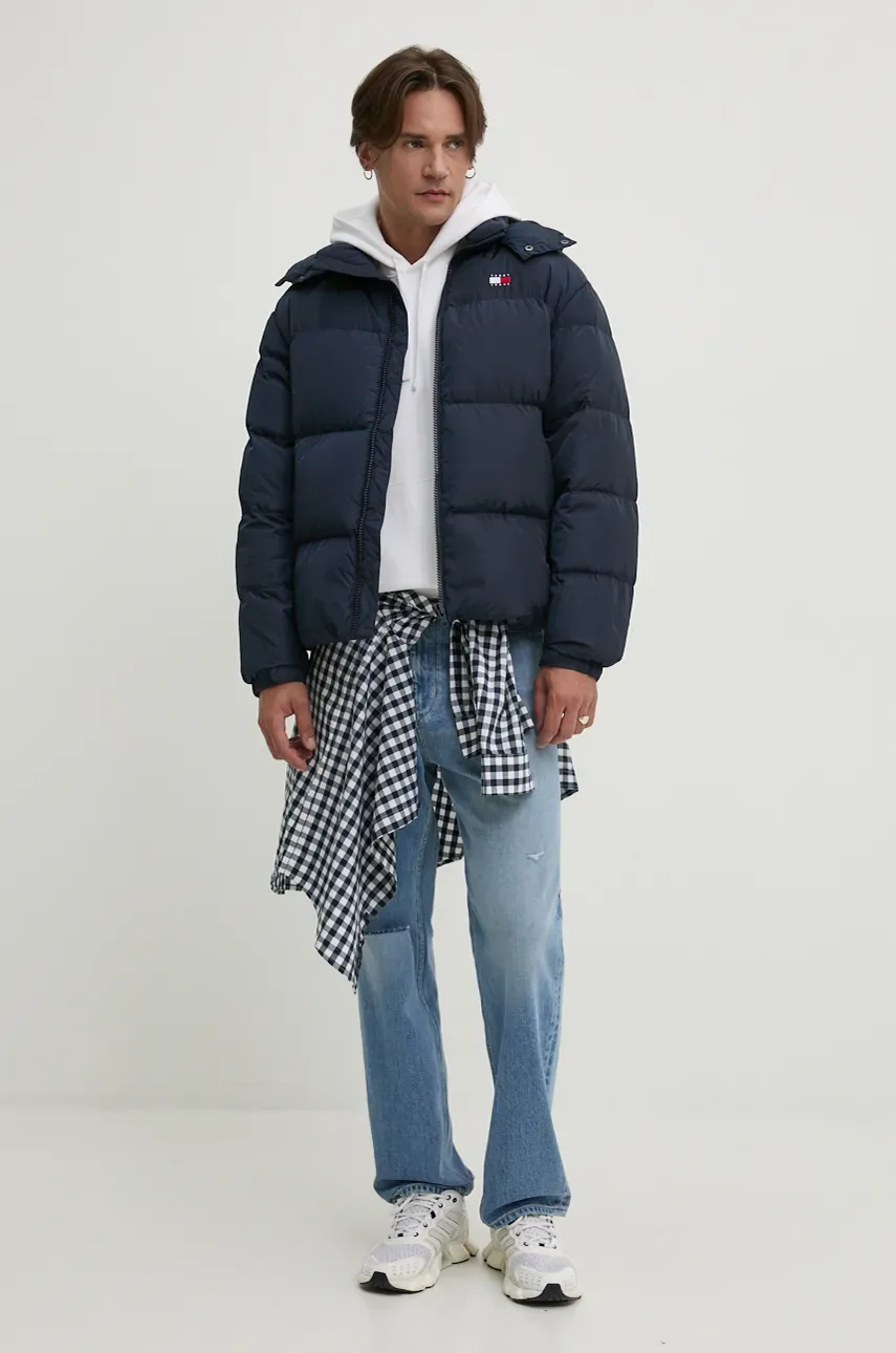 Пуховая куртка Tommy Jeans мужская цвет синий зимняя oversize DM0DM20479 Пуховая куртка Tommy Jeans мужская цвет синий зимняя oversize DM0DM20479