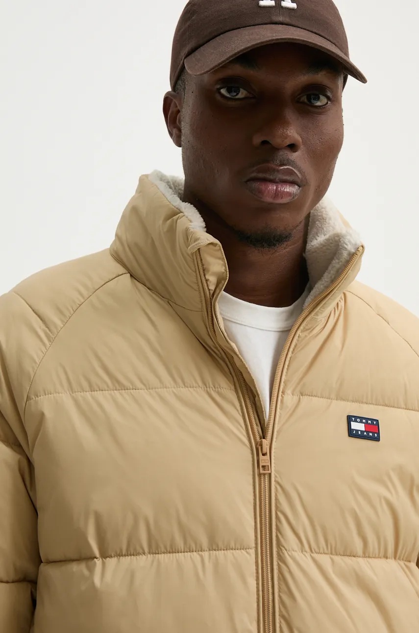 Μπουφάν Tommy Jeans χρώμα: μπεζ, DM0DM20604 φωτογραφία