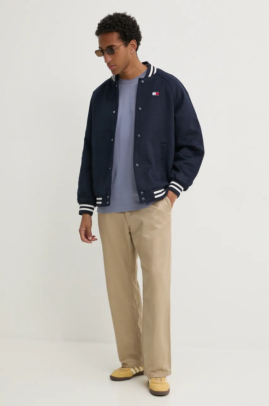Куртка-бомбер с примесью шерсти Tommy Jeans цвет синий переходная DM0DM20685 Куртка-бомбер с примесью шерсти Tommy Jeans цвет синий переходная DM0DM20685