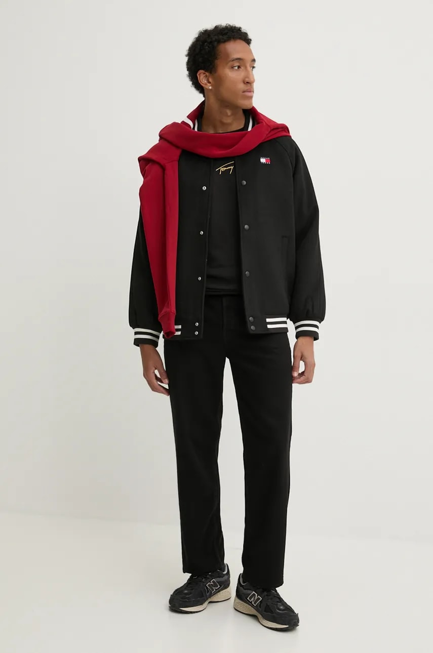 Куртка-бомбер с примесью шерсти Tommy Jeans цвет чёрный переходная DM0DM20685 Куртка-бомбер с примесью шерсти Tommy Jeans цвет чёрный переходная DM0DM20685
