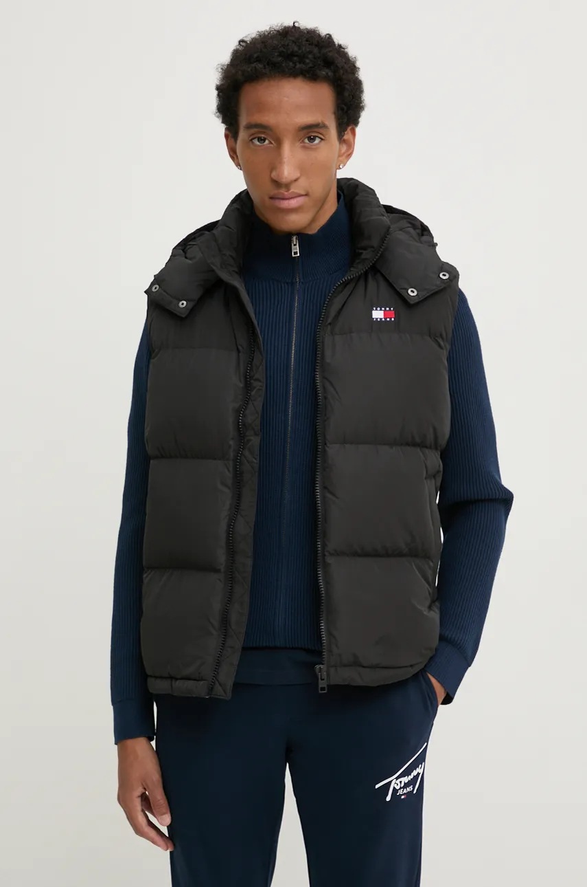 

Пухен елек Tommy Jeans мъжки в черно зимен модел DM0DM19538, Черен